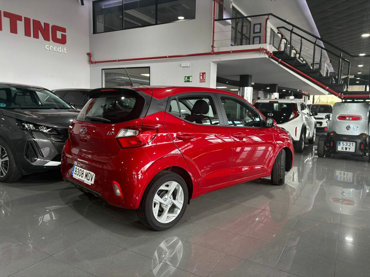 Hyundai i10 TECNO 1000 Llantas de aleación, LED diurnos, color bicolor opcional, pantalla 8″, antinieblas - Foto 2