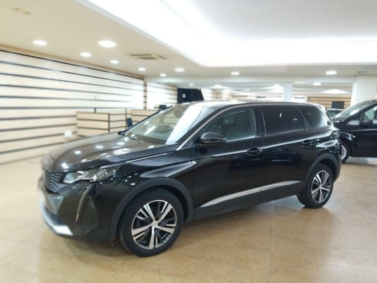 Peugeot 5008 ALLUR	1.2 PURETECH 96KW S&S ALLURE EAT8  - Foto 2
