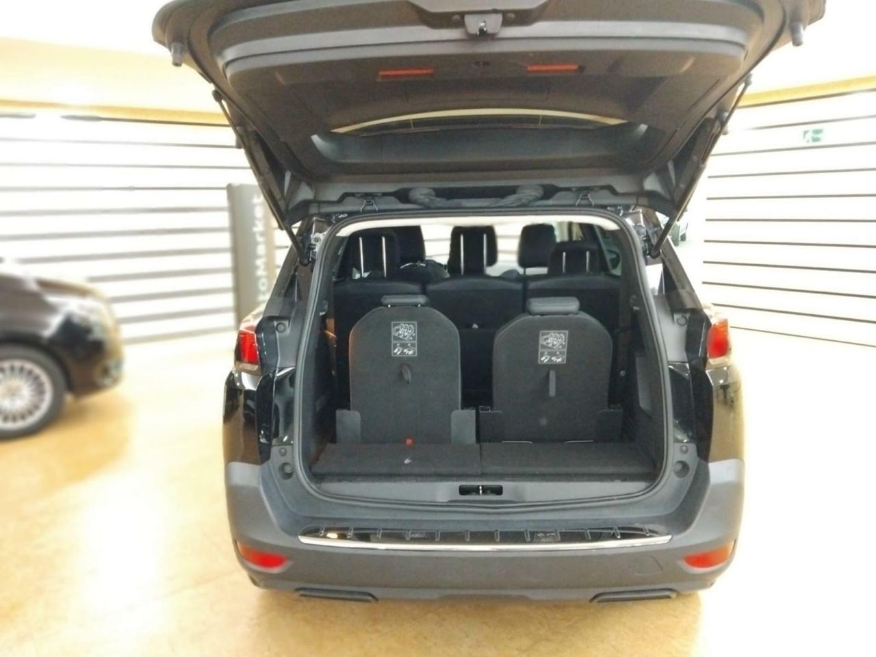 Peugeot 5008 ALLUR	1.2 PURETECH 96KW S&S ALLURE EAT8  - Foto 2
