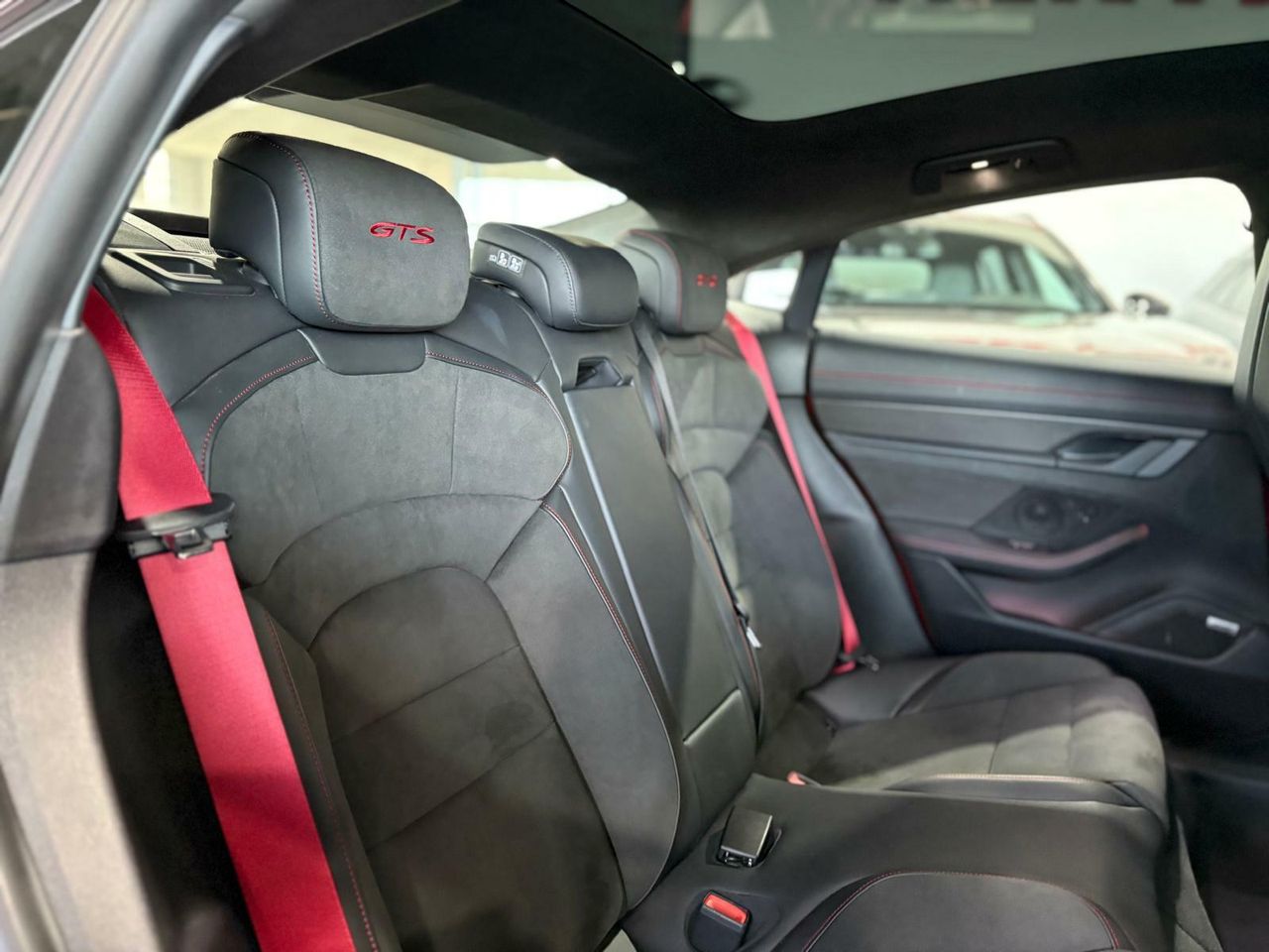 Porsche Taycan GTS 5 plazas GARANTIA AMPLIADA BATERIA 8 AÑOS - Foto 2