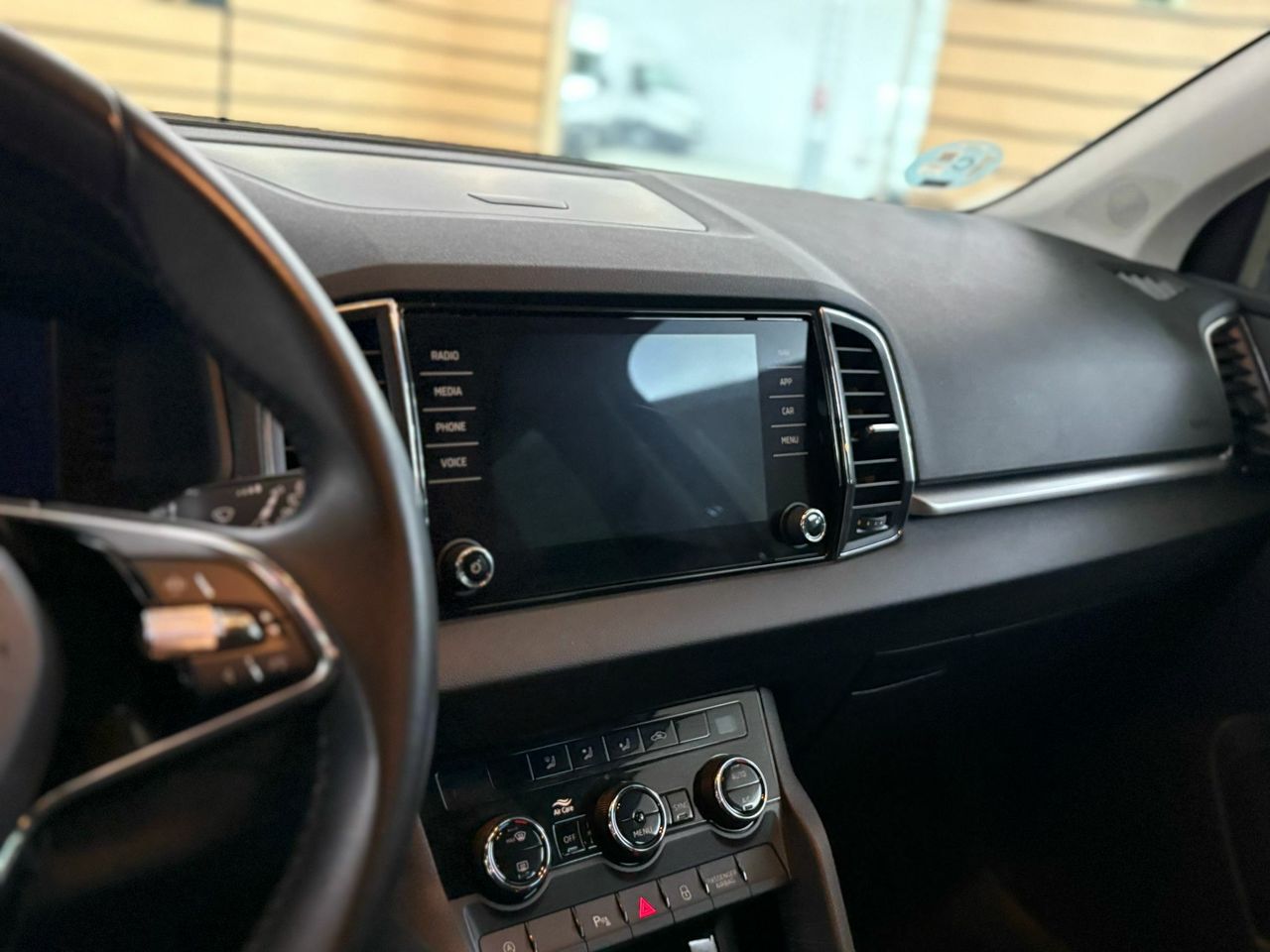Skoda Karoq 1.5 TSI 110KW (150CV) DSG ACT AMBITION PACK DISEÑO PLUS^PACK MULTIMEDIA M^ - Foto 2