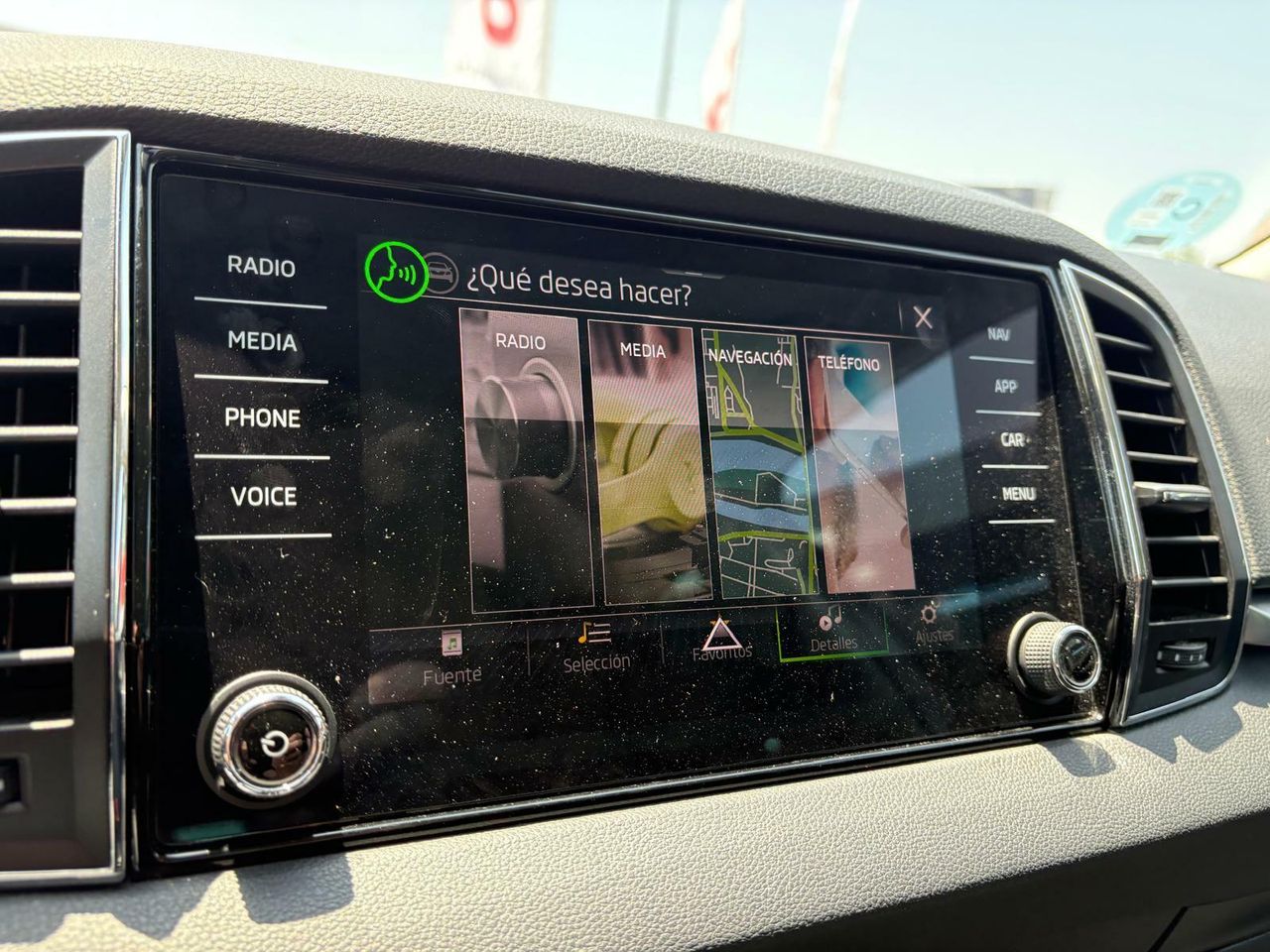 Skoda Karoq 1.5 TSI 110KW (150CV) DSG ACT AMBITION PACK DISEÑO PLUS^PACK MULTIMEDIA M^ - Foto 2