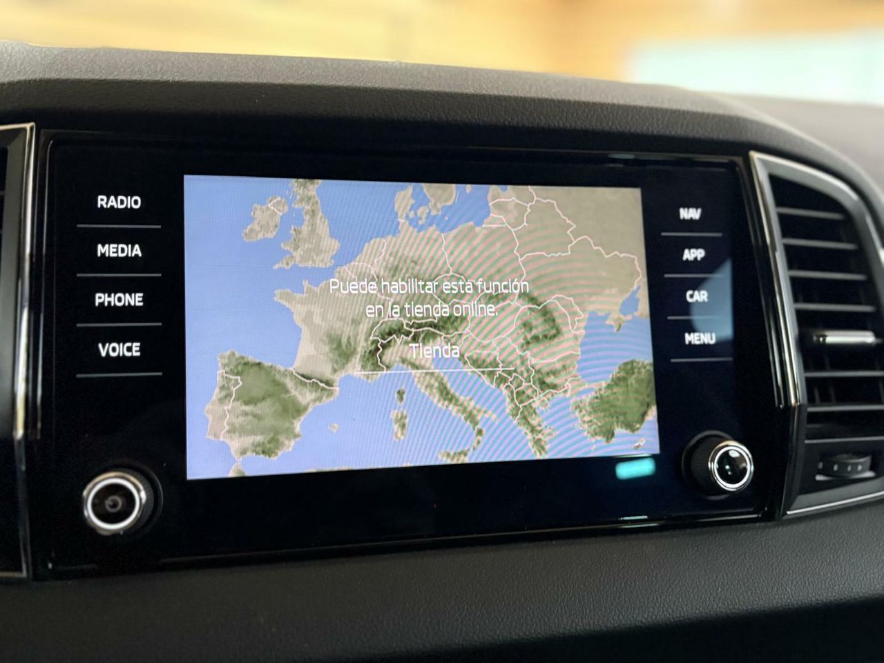 Skoda Karoq 1.5 TSI 110KW (150CV) DSG ACT AMBITION PACK DISEÑO PLUS^PACK MULTIMEDIA M^ - Foto 2