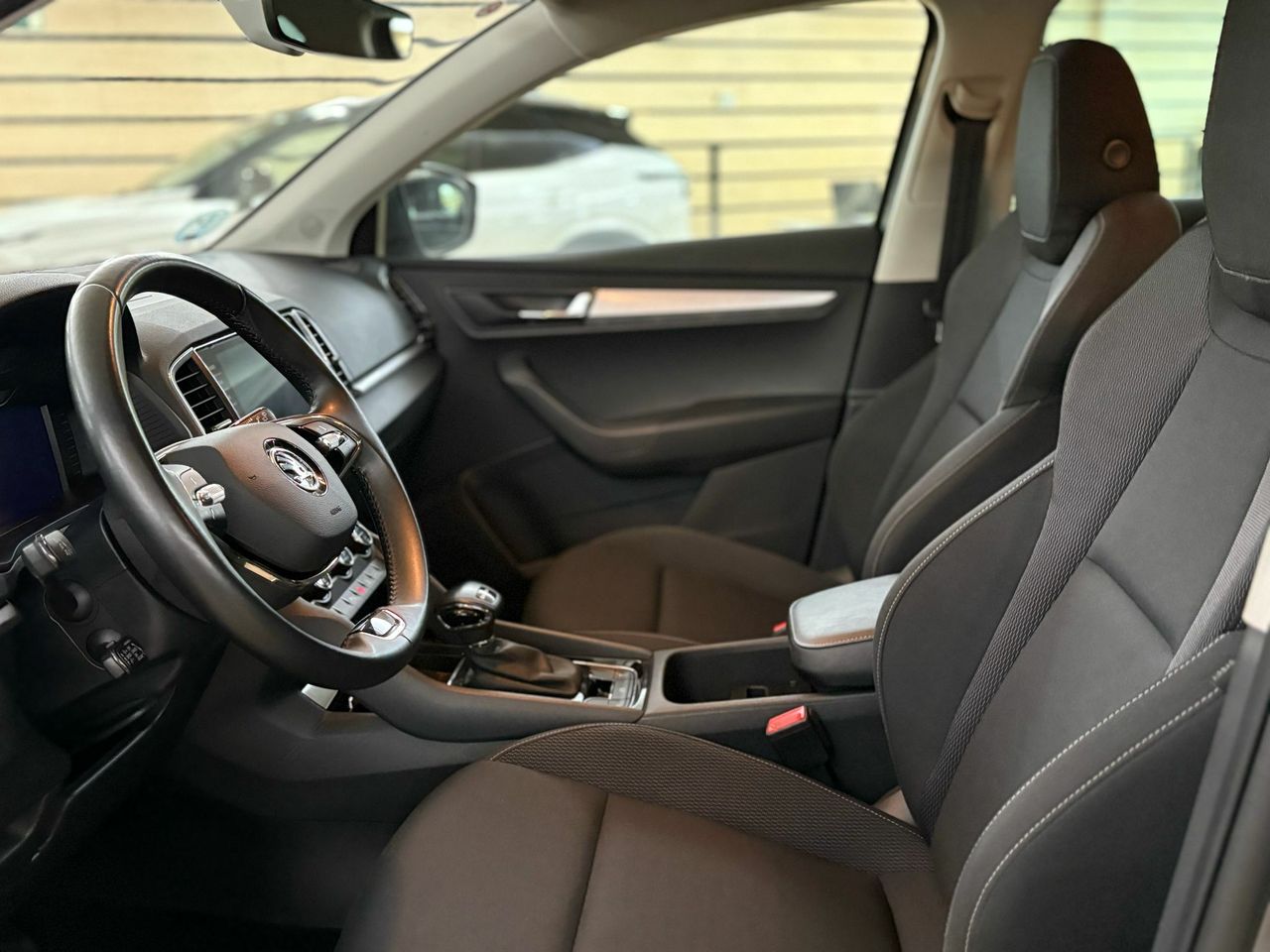 Skoda Karoq 1.5 TSI 110KW (150CV) DSG ACT AMBITION PACK DISEÑO PLUS^PACK MULTIMEDIA M^ - Foto 2