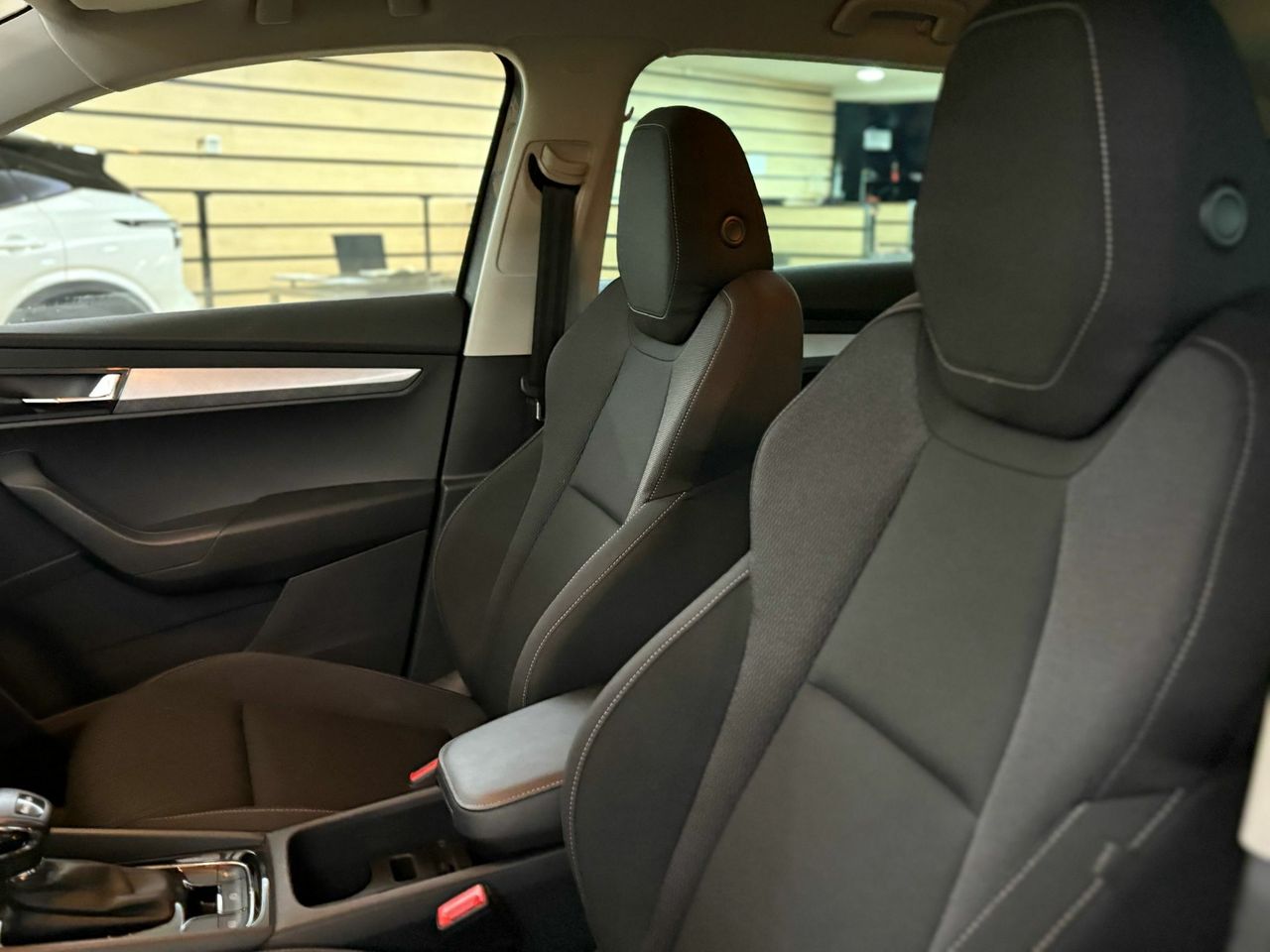 Skoda Karoq 1.5 TSI 110KW (150CV) DSG ACT AMBITION PACK DISEÑO PLUS^PACK MULTIMEDIA M^ - Foto 2
