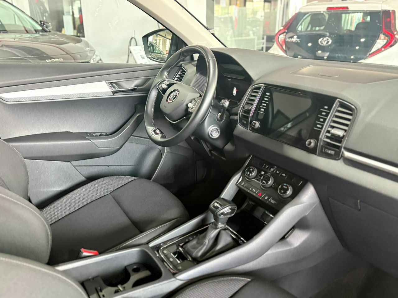 Skoda Karoq 1.5 TSI 110KW (150CV) DSG ACT AMBITION PACK DISEÑO PLUS^PACK MULTIMEDIA M^ - Foto 2