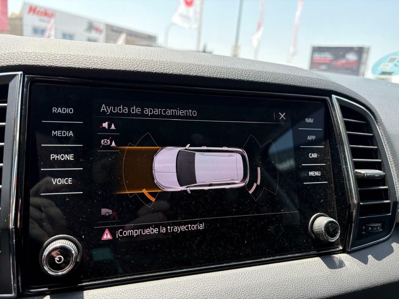 Skoda Karoq 1.5 TSI 110KW (150CV) DSG ACT AMBITION PACK DISEÑO PLUS^PACK MULTIMEDIA M^ - Foto 2