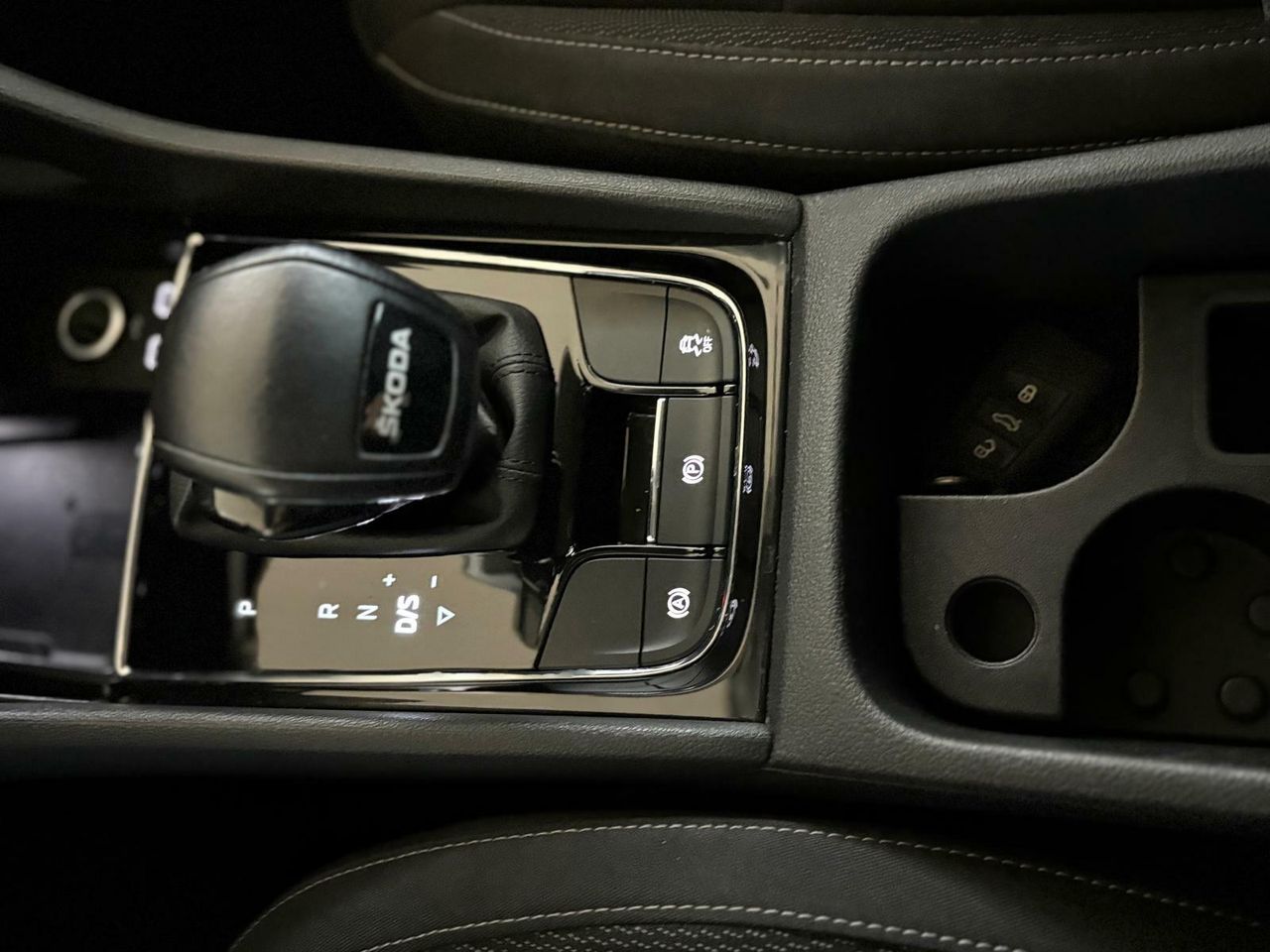 Skoda Karoq 1.5 TSI 110KW (150CV) DSG ACT AMBITION PACK DISEÑO PLUS^PACK MULTIMEDIA M^ - Foto 2