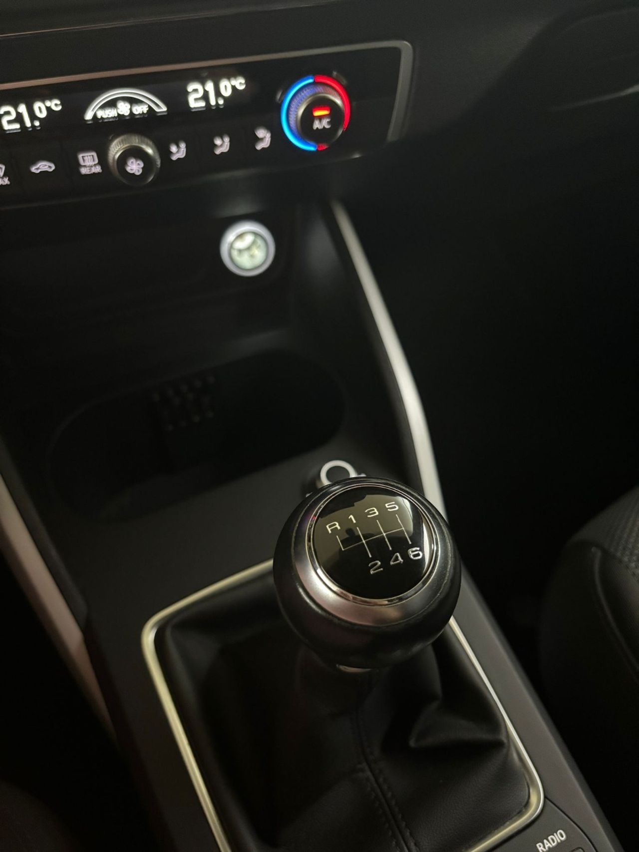 Audi Q2 1.0 TFSI Design LED-Xenon Navi Klima PDC ...  - Foto 2