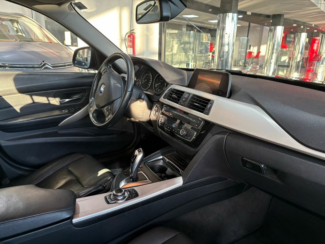 BMW Serie 3 318D TOURING AUT  - Foto 2