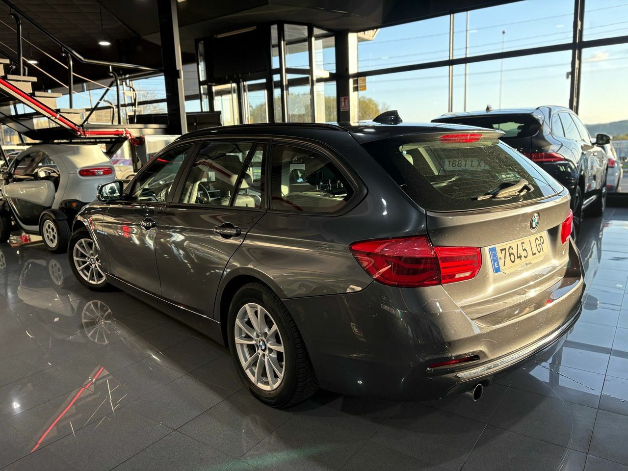 BMW Serie 3 318D TOURING AUT  - Foto 2