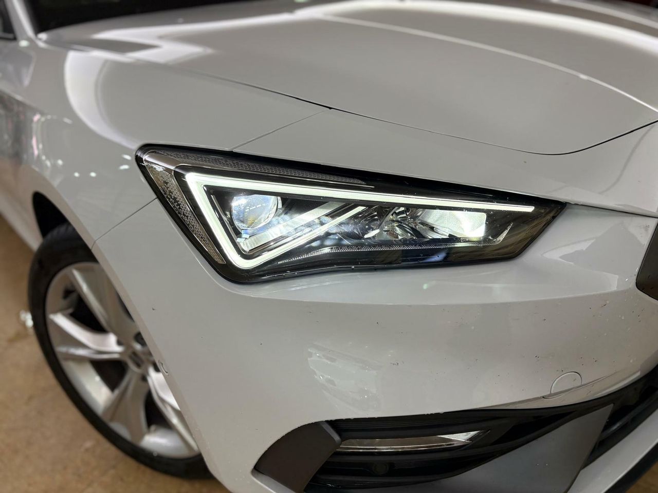 Seat Leon FR 1.0 ETSI 81KW DSG-7 S&S FR 25 ANIV 1.0 ETSI 81KW DSG-7 S&S FR 25 ANIV - Foto 2