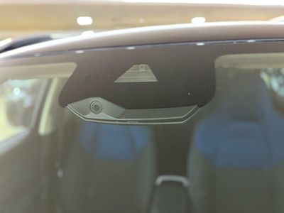 Lynk & Co 01 BASE	1.5 PHEV PINTURA METALIZADA NEGRA	TAPICERÍA NEGRA Y AZUL