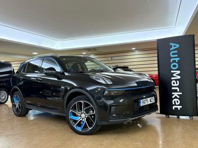 Lynk & Co 01 BASE	1.5 PHEV PINTURA METALIZADA NEGRA	TAPICERÍA NEGRA Y AZUL