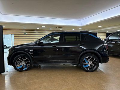 Lynk & Co 01 BASE	1.5 PHEV PINTURA METALIZADA NEGRA	TAPICERÍA NEGRA Y AZUL