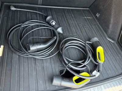 Lynk & Co 01 BASE	1.5 PHEV PINTURA METALIZADA NEGRA	TAPICERÍA NEGRA Y AZUL