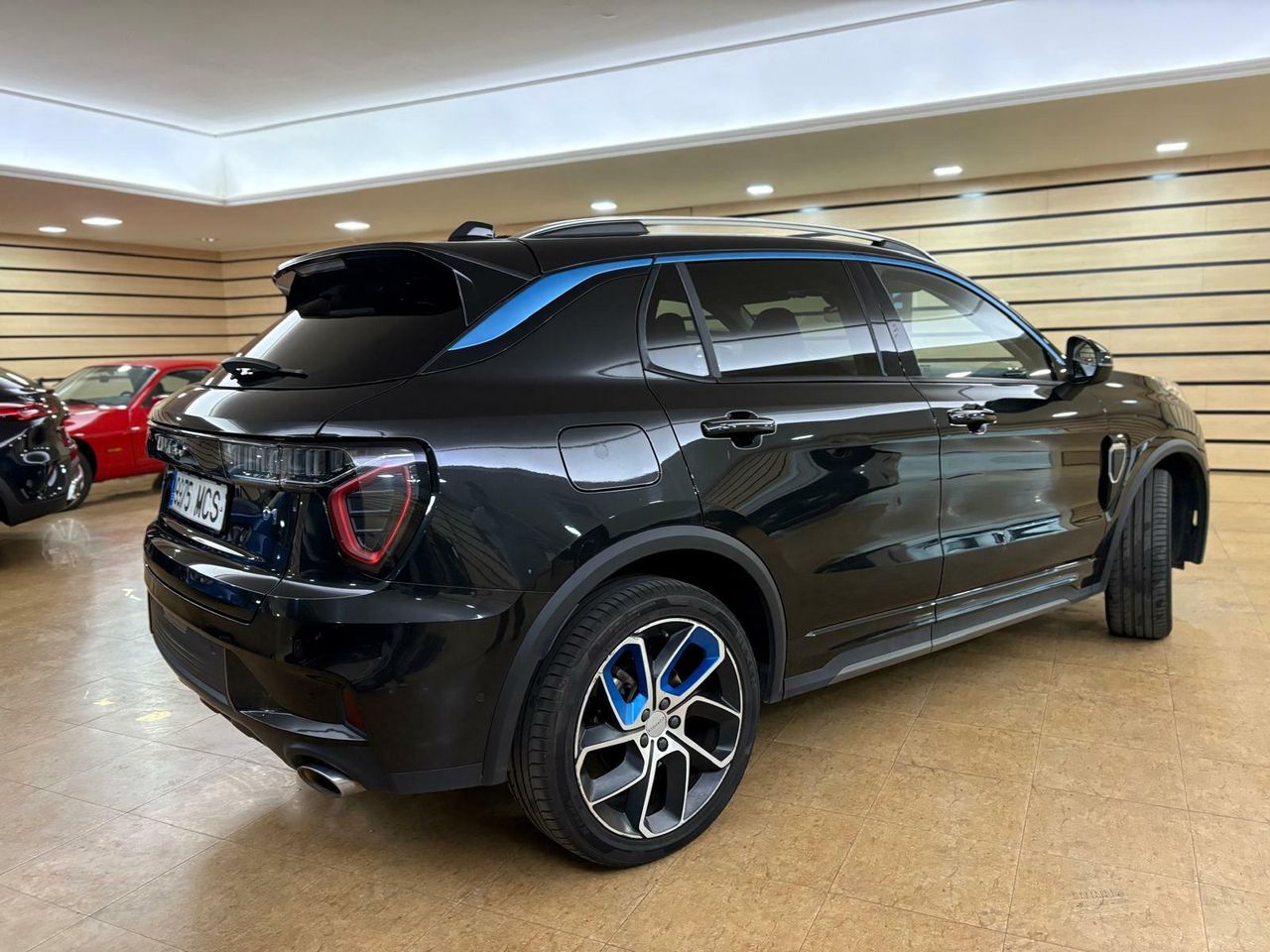 Lynk & Co 01 BASE	1.5 PHEV PINTURA METALIZADA NEGRA	TAPICERÍA NEGRA Y AZUL - Foto 2