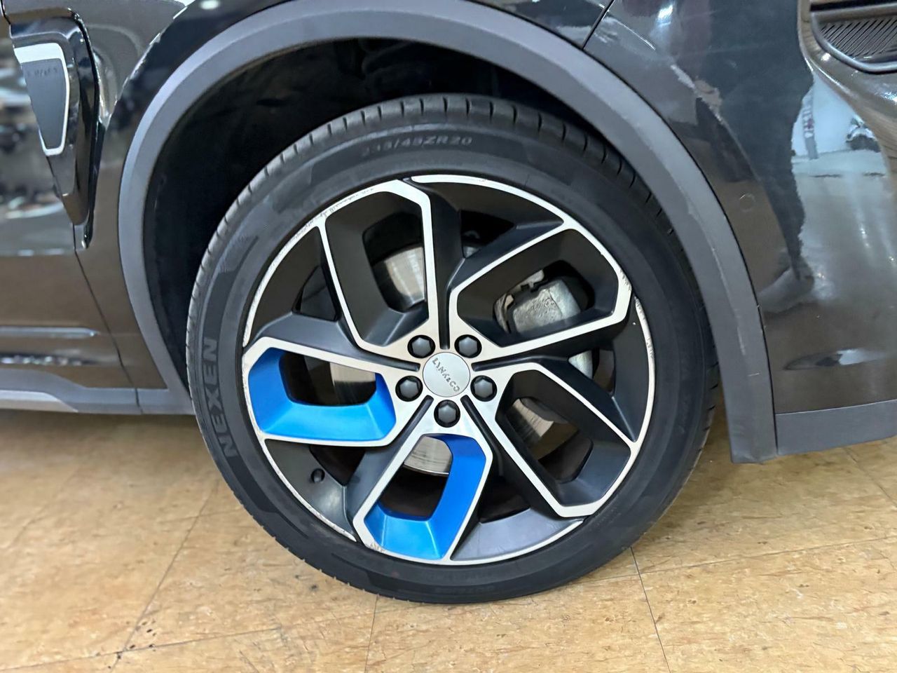 Lynk & Co 01 BASE	1.5 PHEV PINTURA METALIZADA NEGRA	TAPICERÍA NEGRA Y AZUL - Foto 2