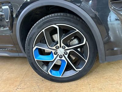 Lynk & Co 01 BASE	1.5 PHEV PINTURA METALIZADA NEGRA	TAPICERÍA NEGRA Y AZUL