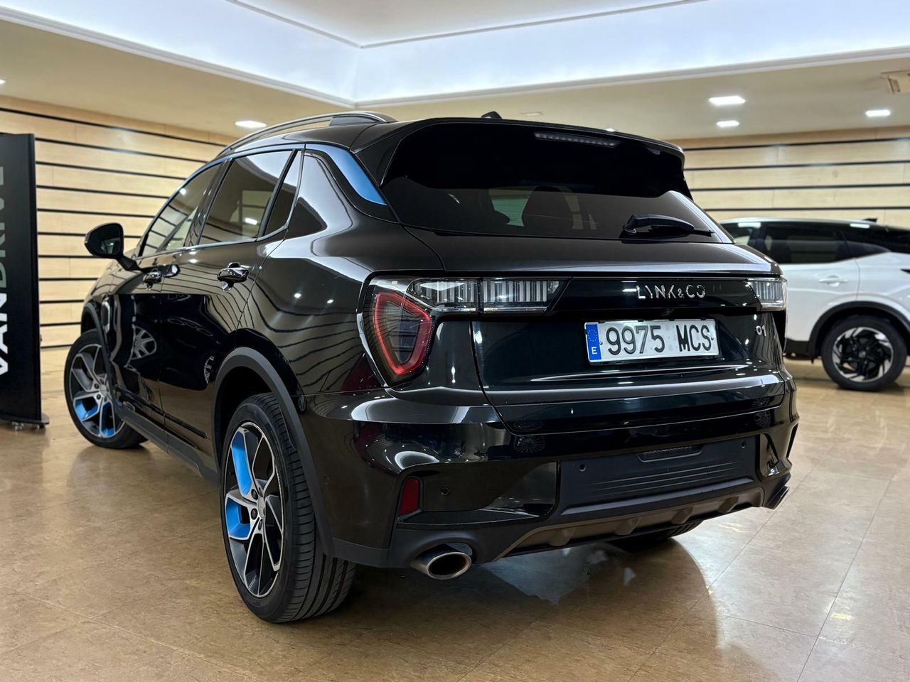 Lynk & Co 01 BASE	1.5 PHEV PINTURA METALIZADA NEGRA	TAPICERÍA NEGRA Y AZUL - Foto 2