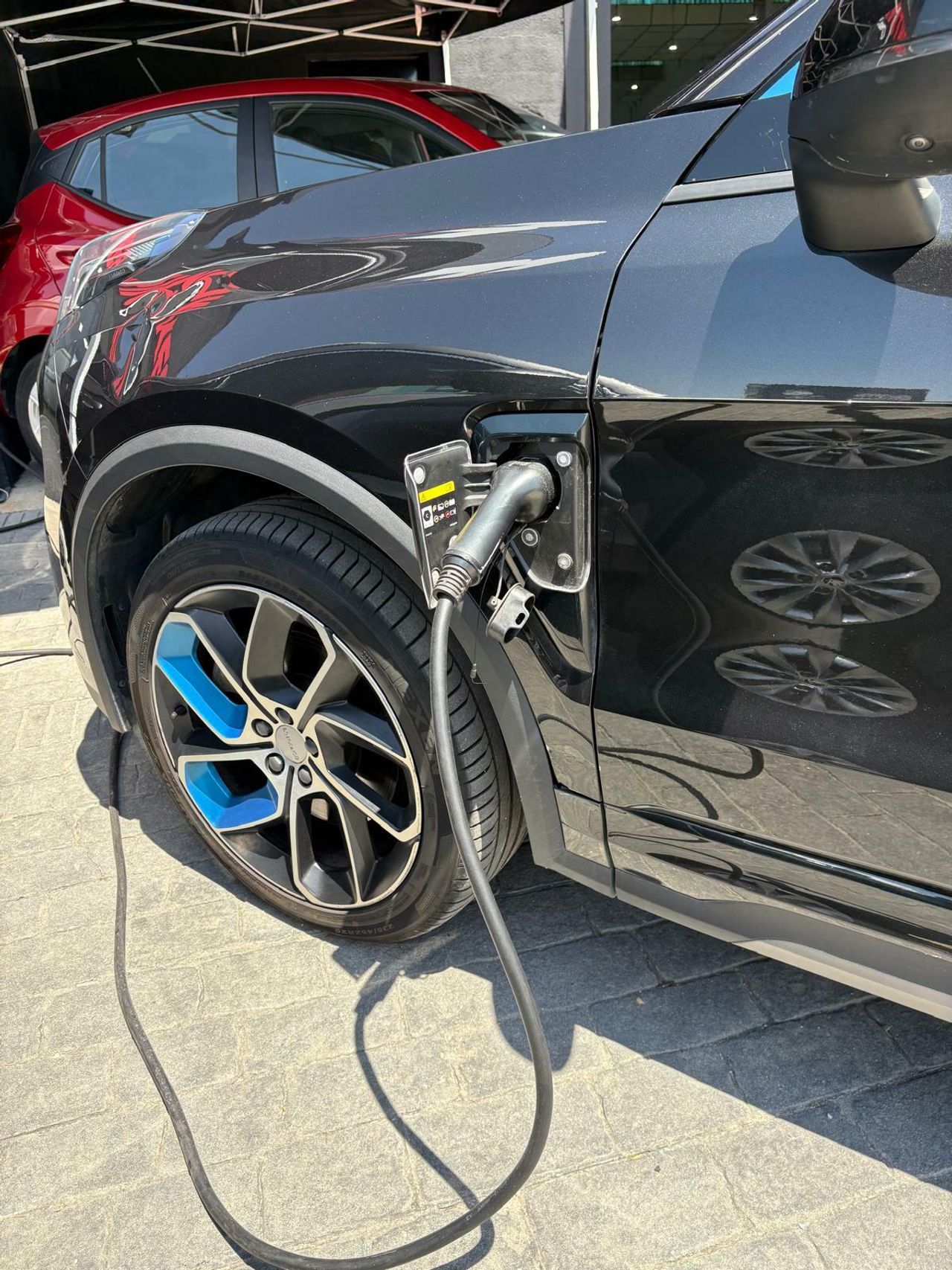 Lynk & Co 01 BASE	1.5 PHEV PINTURA METALIZADA NEGRA	TAPICERÍA NEGRA Y AZUL - Foto 2