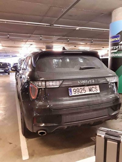 Lynk & Co 01 BASE	1.5 PHEV PINTURA METALIZADA NEGRA	TAPICERÍA NEGRA Y AZUL