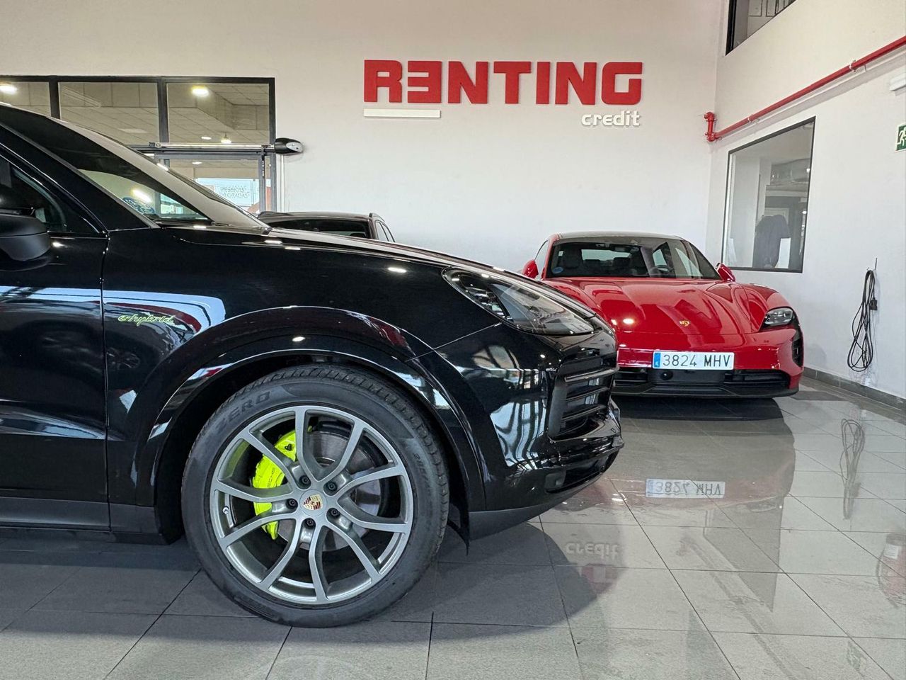 Porsche Cayenne Coupé E-Hybrid Platinum Edition  La edición Platinum añade un toque de exclusividad con detalles en platino satinado, llantas RS Spyder Design de 21 pulgadas y otros elementos de diseño específicos.  - Foto 2