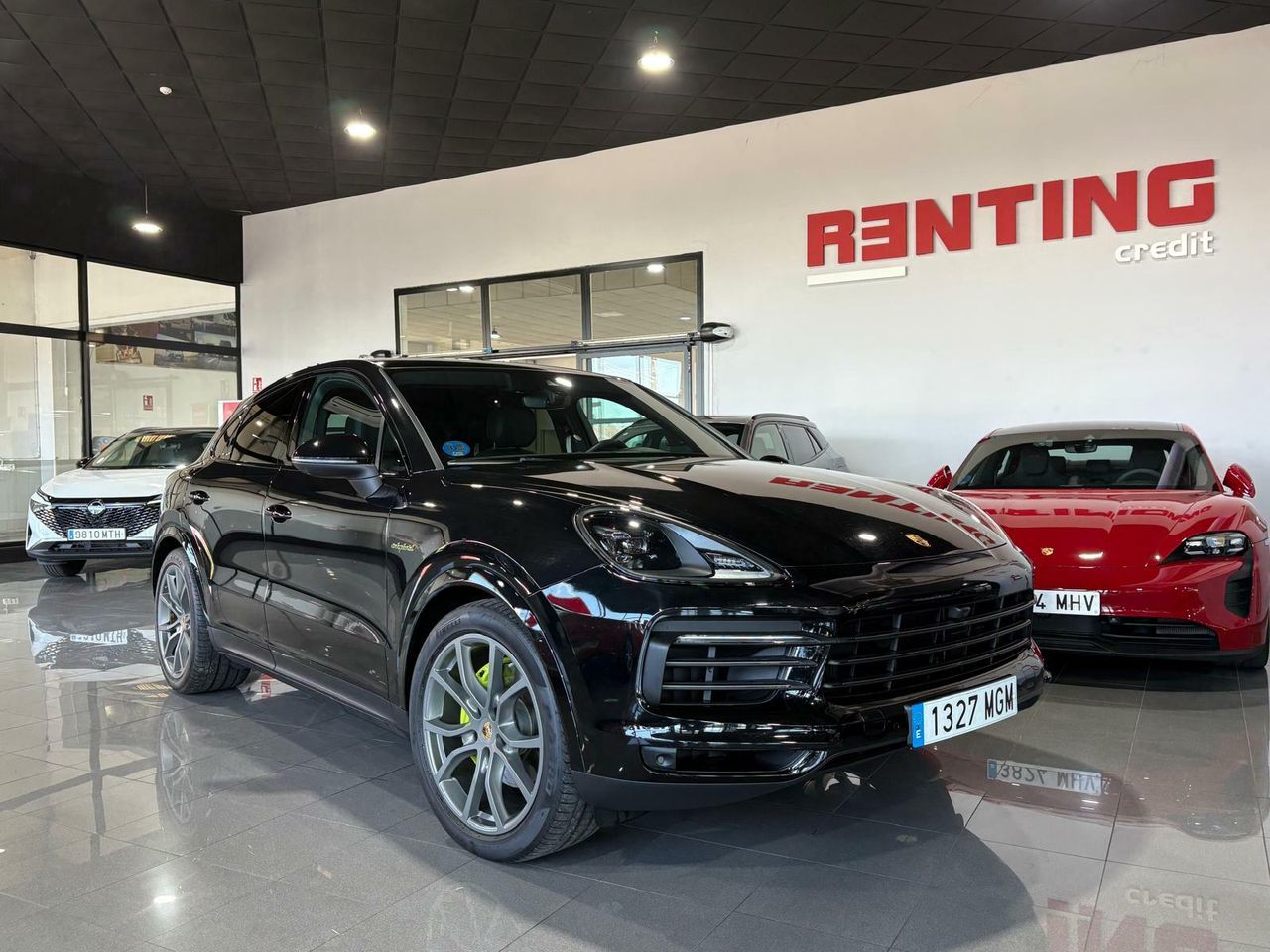 Porsche Cayenne Coupé E-Hybrid Platinum Edition  La edición Platinum añade un toque de exclusividad con detalles en platino satinado, llantas RS Spyder Design de 21 pulgadas y otros elementos de diseño específicos.  - Foto 2