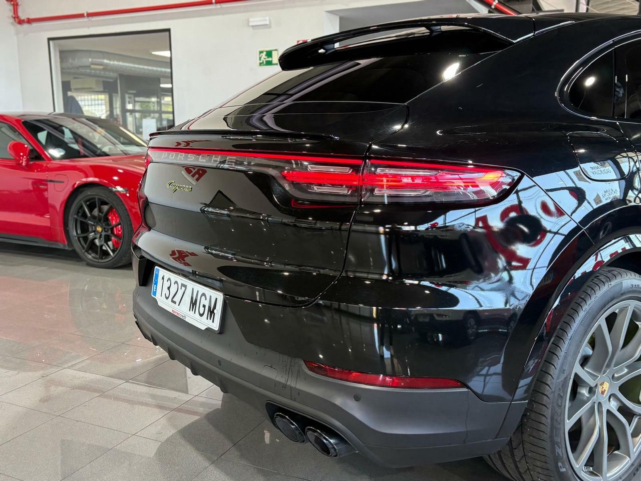 Porsche Cayenne Coupé E-Hybrid Platinum Edition  La edición Platinum añade un toque de exclusividad con detalles en platino satinado, llantas RS Spyder Design de 21 pulgadas y otros elementos de diseño específicos.  - Foto 2
