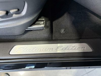 Porsche Cayenne Coupé E-Hybrid Platinum Edition  La edición Platinum añade un toque de exclusividad con detalles en platino satinado, llantas RS Spyder Design de 21 pulgadas y otros elementos de diseño específicos. 