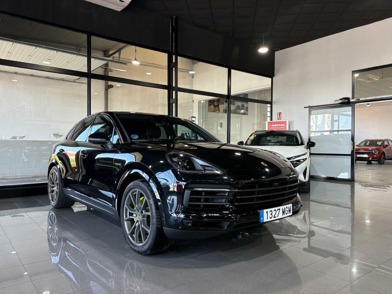Porsche Cayenne Coupé E-Hybrid Platinum Edition  La edición Platinum añade un toque de exclusividad con detalles en platino satinado, llantas RS Spyder Design de 21 pulgadas y otros elementos de diseño específicos.  - Foto 2