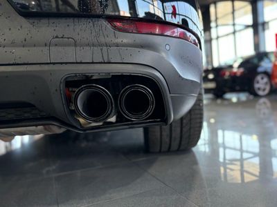 Porsche Cayenne Coupé E-Hybrid Platinum Edition  La edición Platinum añade un toque de exclusividad con detalles en platino satinado, llantas RS Spyder Design de 21 pulgadas y otros elementos de diseño específicos. 