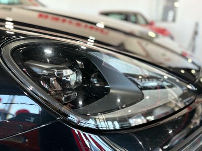 Porsche Cayenne Coupé E-Hybrid Platinum Edition  La edición Platinum añade un toque de exclusividad con detalles en platino satinado, llantas RS Spyder Design de 21 pulgadas y otros elementos de diseño específicos. 