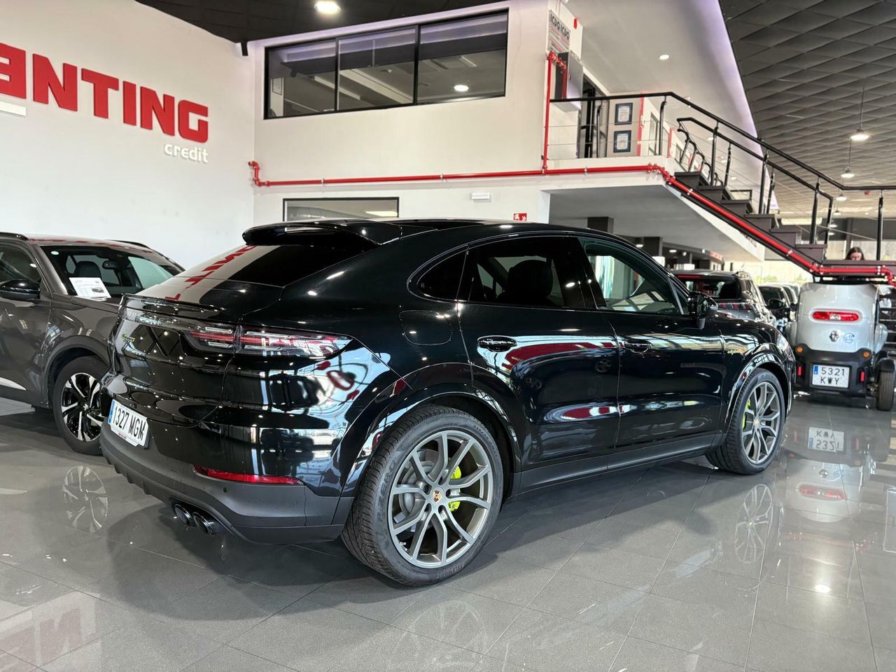 Porsche Cayenne Coupé E-Hybrid Platinum Edition  La edición Platinum añade un toque de exclusividad con detalles en platino satinado, llantas RS Spyder Design de 21 pulgadas y otros elementos de diseño específicos.  - Foto 2