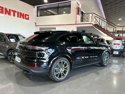 Porsche Cayenne Coupé E-Hybrid Platinum Edition  La edición Platinum añade un toque de exclusividad con detalles en platino satinado, llantas RS Spyder Design de 21 pulgadas y otros elementos de diseño específicos. 