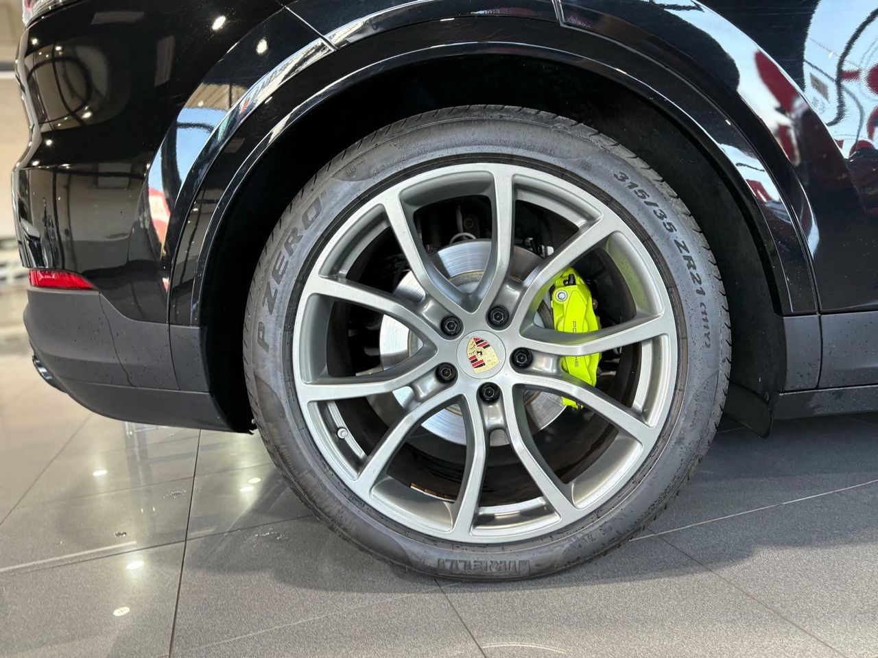 Porsche Cayenne Coupé E-Hybrid Platinum Edition  La edición Platinum añade un toque de exclusividad con detalles en platino satinado, llantas RS Spyder Design de 21 pulgadas y otros elementos de diseño específicos.  - Foto 2