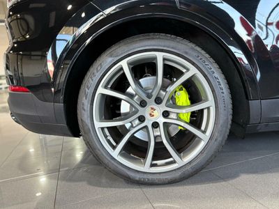 Porsche Cayenne Coupé E-Hybrid Platinum Edition  La edición Platinum añade un toque de exclusividad con detalles en platino satinado, llantas RS Spyder Design de 21 pulgadas y otros elementos de diseño específicos. 