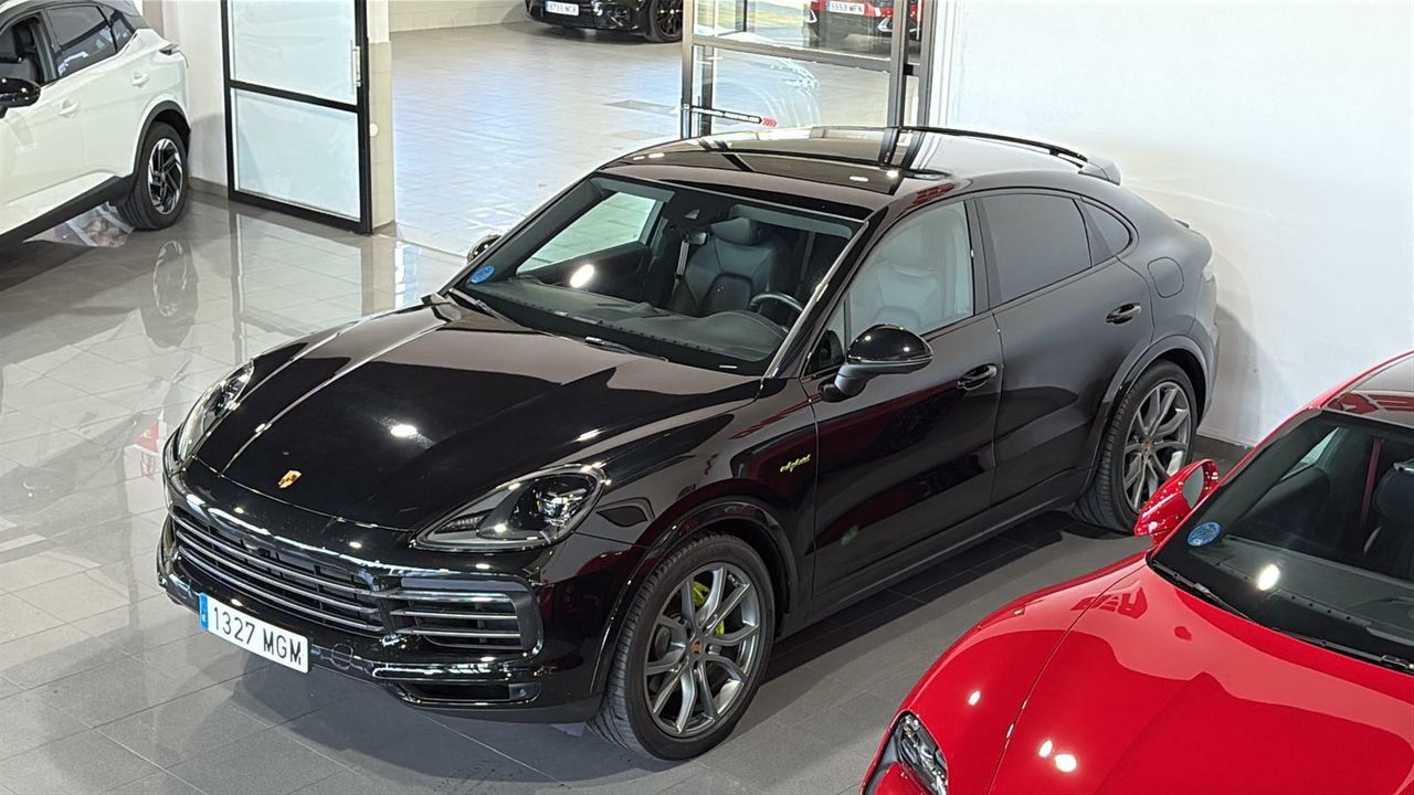 Porsche Cayenne Coupé E-Hybrid Platinum Edition  La edición Platinum añade un toque de exclusividad con detalles en platino satinado, llantas RS Spyder Design de 21 pulgadas y otros elementos de diseño específicos.  - Foto 2