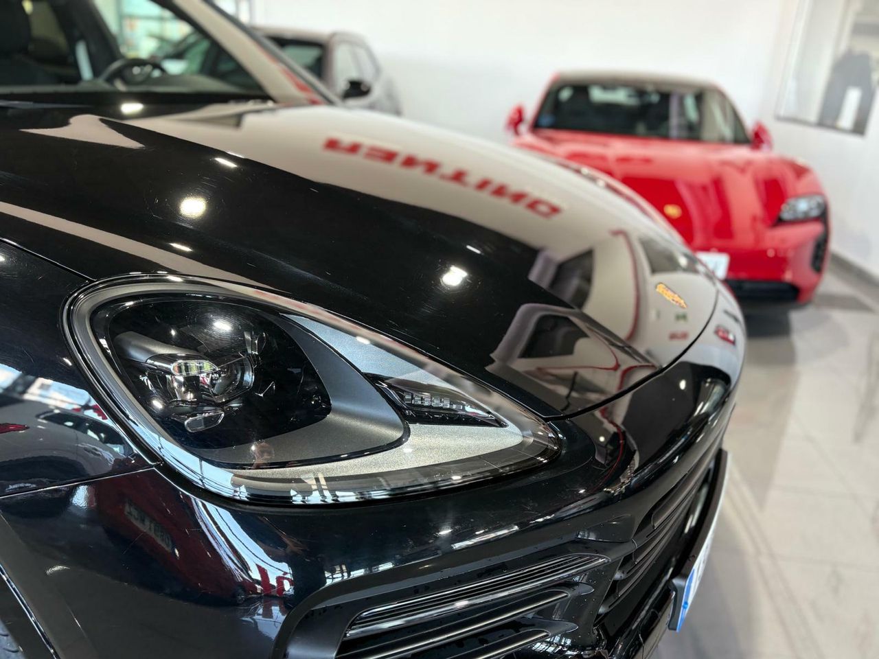 Porsche Cayenne Coupé E-Hybrid Platinum Edition  La edición Platinum añade un toque de exclusividad con detalles en platino satinado, llantas RS Spyder Design de 21 pulgadas y otros elementos de diseño específicos.  - Foto 2