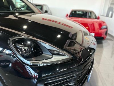 Porsche Cayenne Coupé E-Hybrid Platinum Edition  La edición Platinum añade un toque de exclusividad con detalles en platino satinado, llantas RS Spyder Design de 21 pulgadas y otros elementos de diseño específicos. 