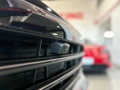 Porsche Cayenne Coupé E-Hybrid Platinum Edition  La edición Platinum añade un toque de exclusividad con detalles en platino satinado, llantas RS Spyder Design de 21 pulgadas y otros elementos de diseño específicos. 