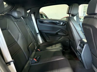 Porsche Cayenne Coupé E-Hybrid Platinum Edition  La edición Platinum añade un toque de exclusividad con detalles en platino satinado, llantas RS Spyder Design de 21 pulgadas y otros elementos de diseño específicos. 