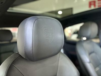Porsche Cayenne Coupé E-Hybrid Platinum Edition  La edición Platinum añade un toque de exclusividad con detalles en platino satinado, llantas RS Spyder Design de 21 pulgadas y otros elementos de diseño específicos. 