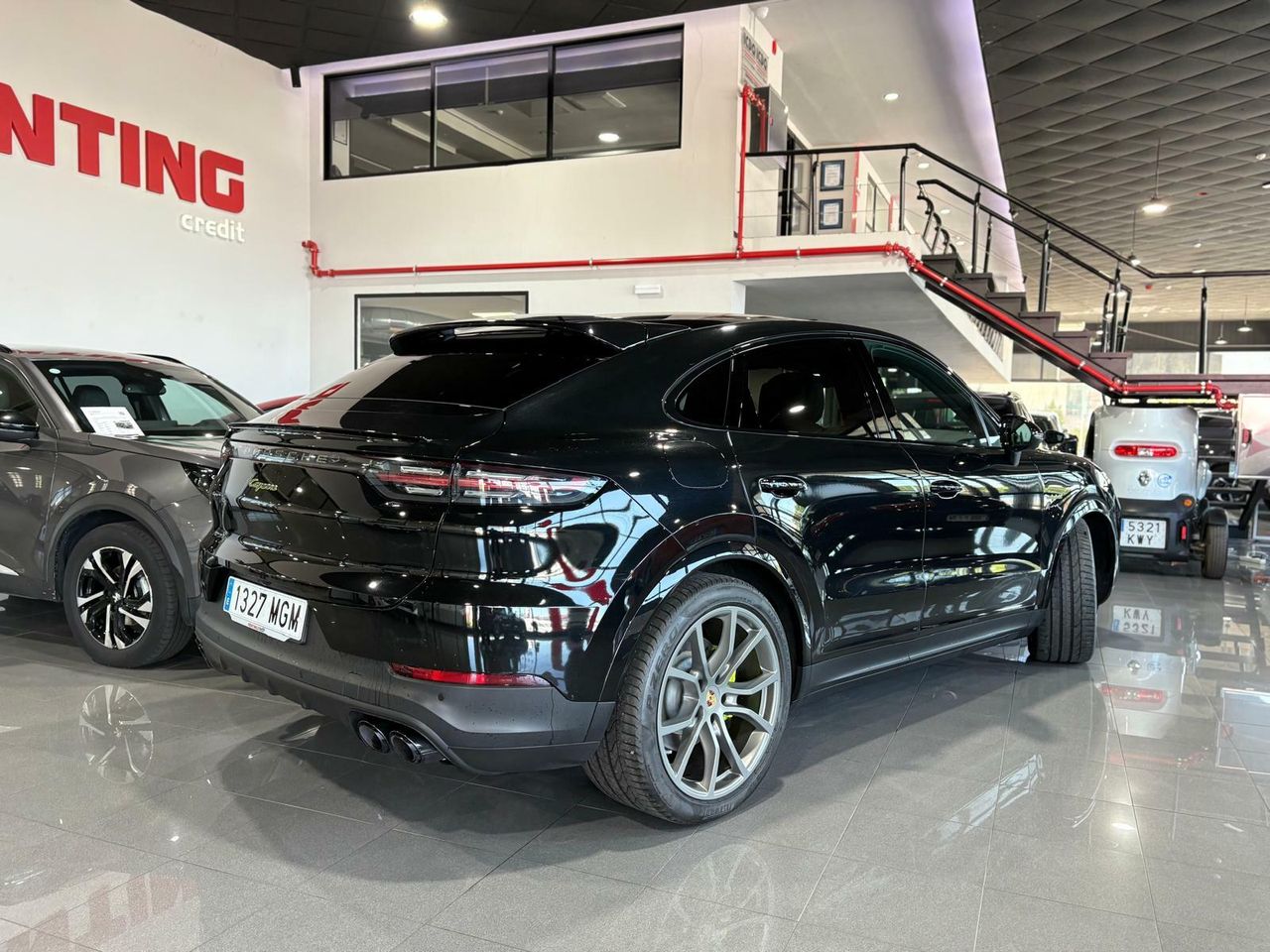 Porsche Cayenne Coupé E-Hybrid Platinum Edition  La edición Platinum añade un toque de exclusividad con detalles en platino satinado, llantas RS Spyder Design de 21 pulgadas y otros elementos de diseño específicos.  - Foto 2