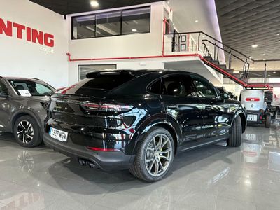 Porsche Cayenne Coupé E-Hybrid Platinum Edition  La edición Platinum añade un toque de exclusividad con detalles en platino satinado, llantas RS Spyder Design de 21 pulgadas y otros elementos de diseño específicos. 
