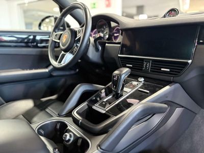 Porsche Cayenne Coupé E-Hybrid Platinum Edition  La edición Platinum añade un toque de exclusividad con detalles en platino satinado, llantas RS Spyder Design de 21 pulgadas y otros elementos de diseño específicos. 