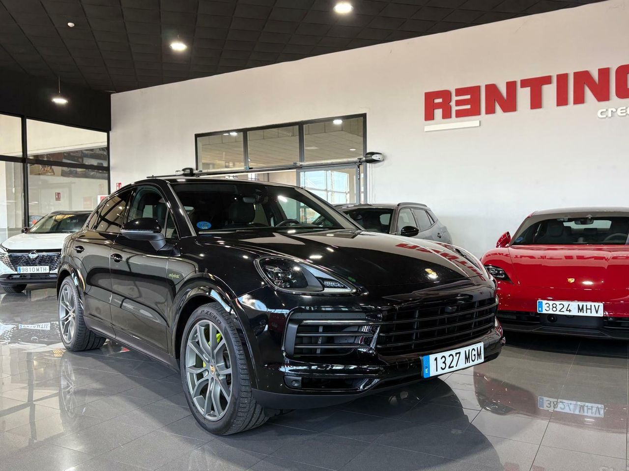 Porsche Cayenne Coupé E-Hybrid Platinum Edition  La edición Platinum añade un toque de exclusividad con detalles en platino satinado, llantas RS Spyder Design de 21 pulgadas y otros elementos de diseño específicos.  - Foto 2