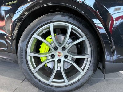 Porsche Cayenne Coupé E-Hybrid Platinum Edition  La edición Platinum añade un toque de exclusividad con detalles en platino satinado, llantas RS Spyder Design de 21 pulgadas y otros elementos de diseño específicos. 