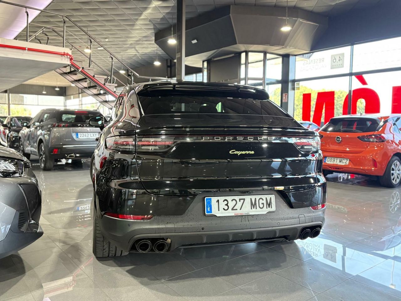 Porsche Cayenne Coupé E-Hybrid Platinum Edition  La edición Platinum añade un toque de exclusividad con detalles en platino satinado, llantas RS Spyder Design de 21 pulgadas y otros elementos de diseño específicos.  - Foto 2