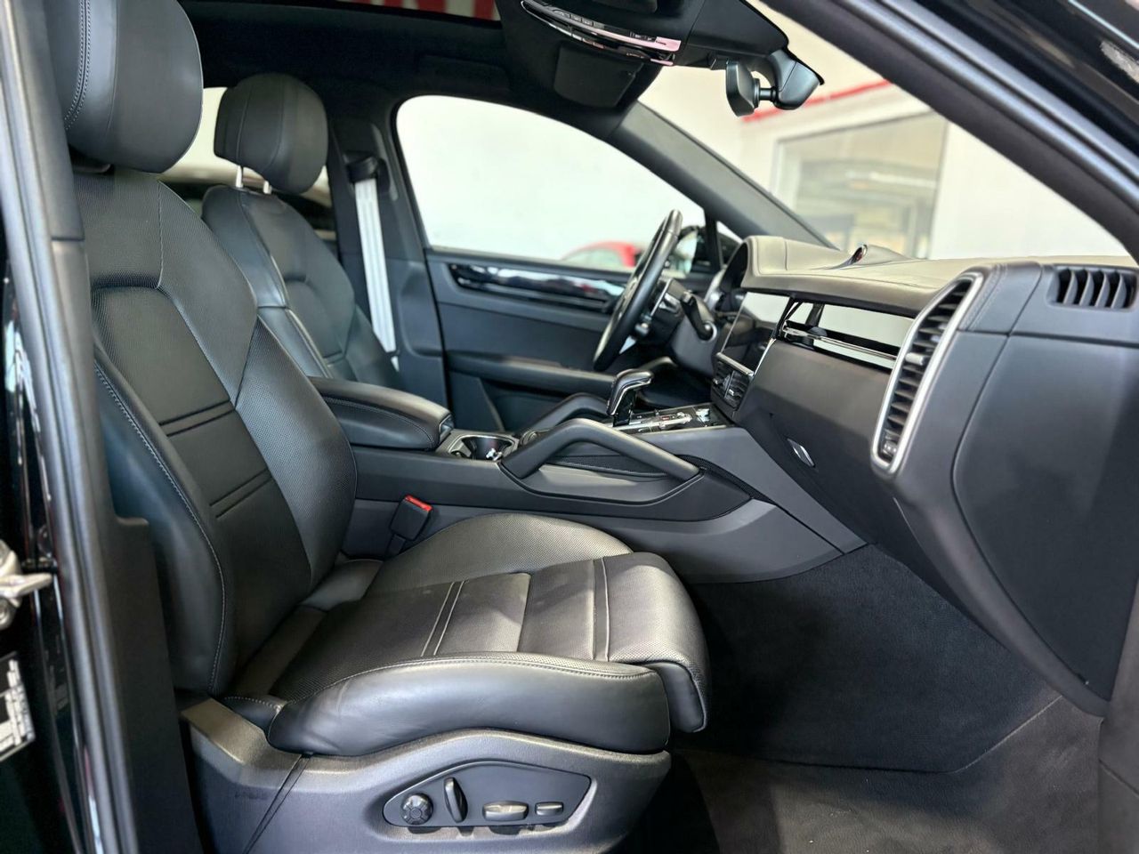 Porsche Cayenne Coupé E-Hybrid Platinum Edition  La edición Platinum añade un toque de exclusividad con detalles en platino satinado, llantas RS Spyder Design de 21 pulgadas y otros elementos de diseño específicos.  - Foto 2
